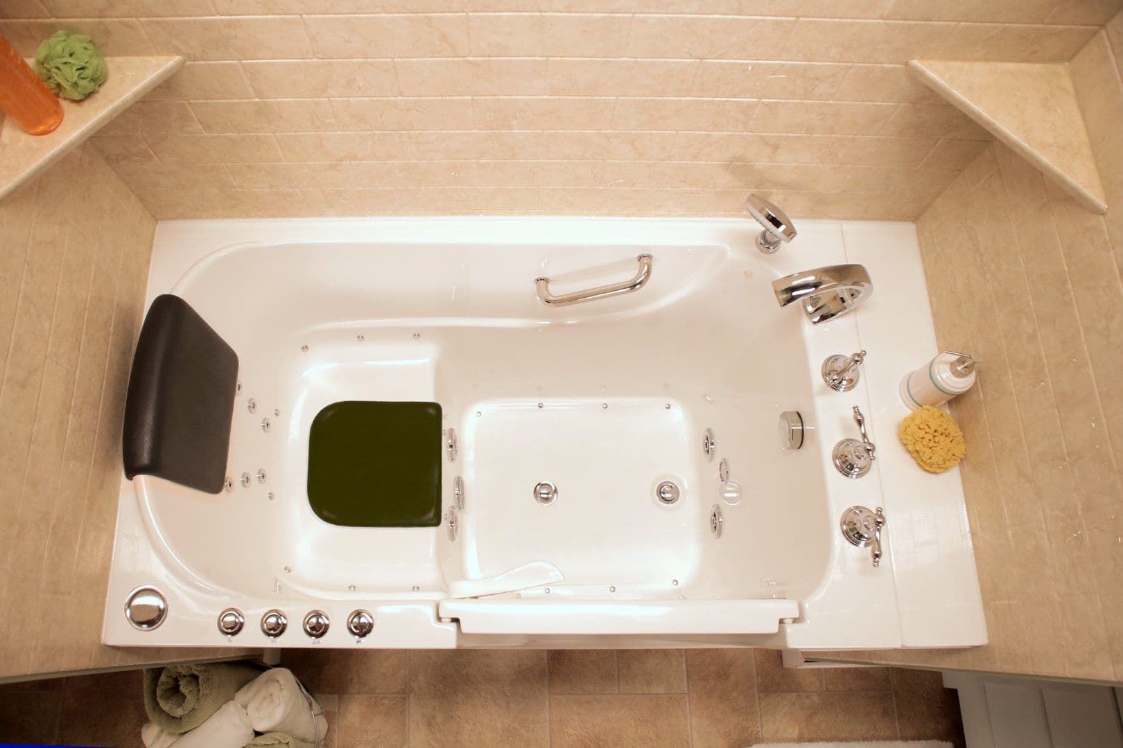 Walk-in tub jets